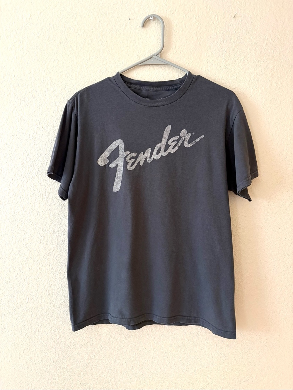 Men’s Fender Guitars Script Logo Graphic Tee